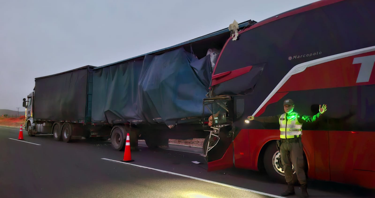 Choque entre bus y camión deja un fallecido y 19 heridos en la Ruta 5 ...